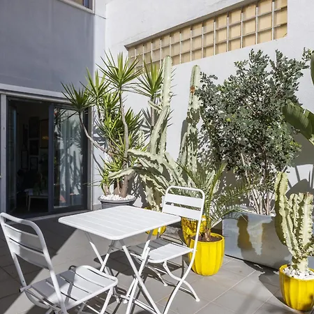 Апартаменты Neegroni Balcony In - By Misha's Place 1a